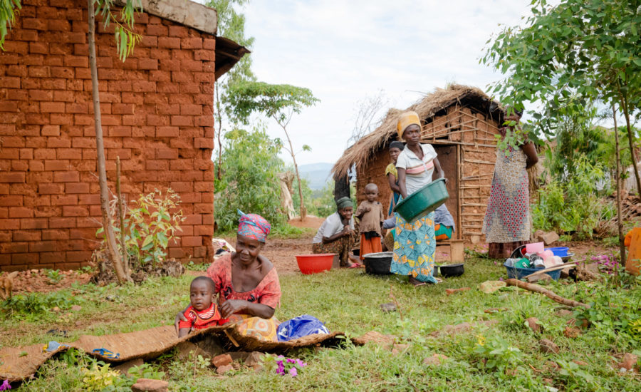 Burundi: Familie mit Kinder vor ihrem Haus