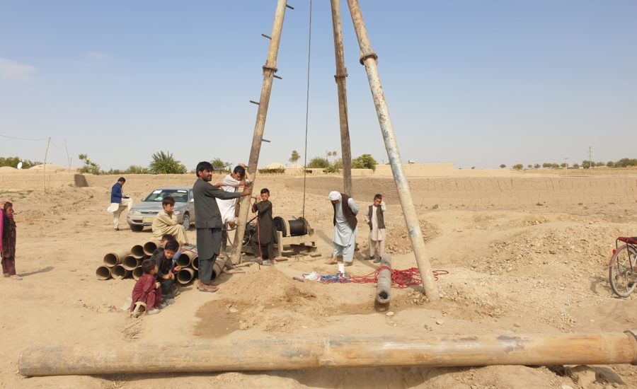 Männer bauen einen neuen Brunnen