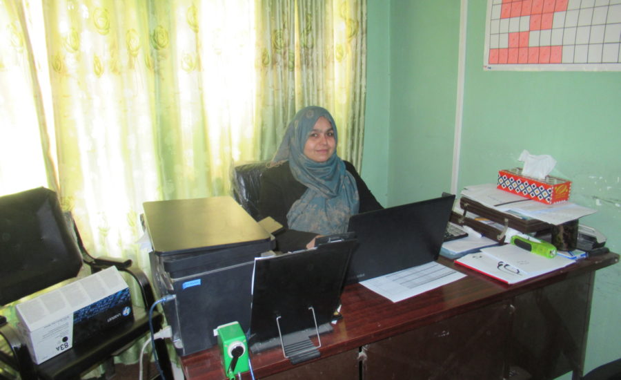 Anna, unsere Mitarbeiterin Afghanistan sitzt an ihrem Schreibtisch