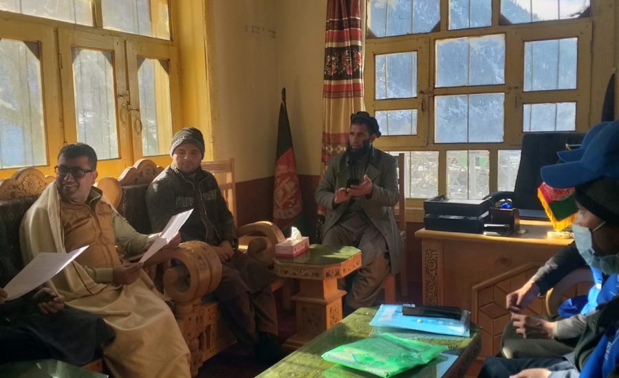 Eine Gruppe afghanischer Männer erhält eine Schulung in Regierungsführung