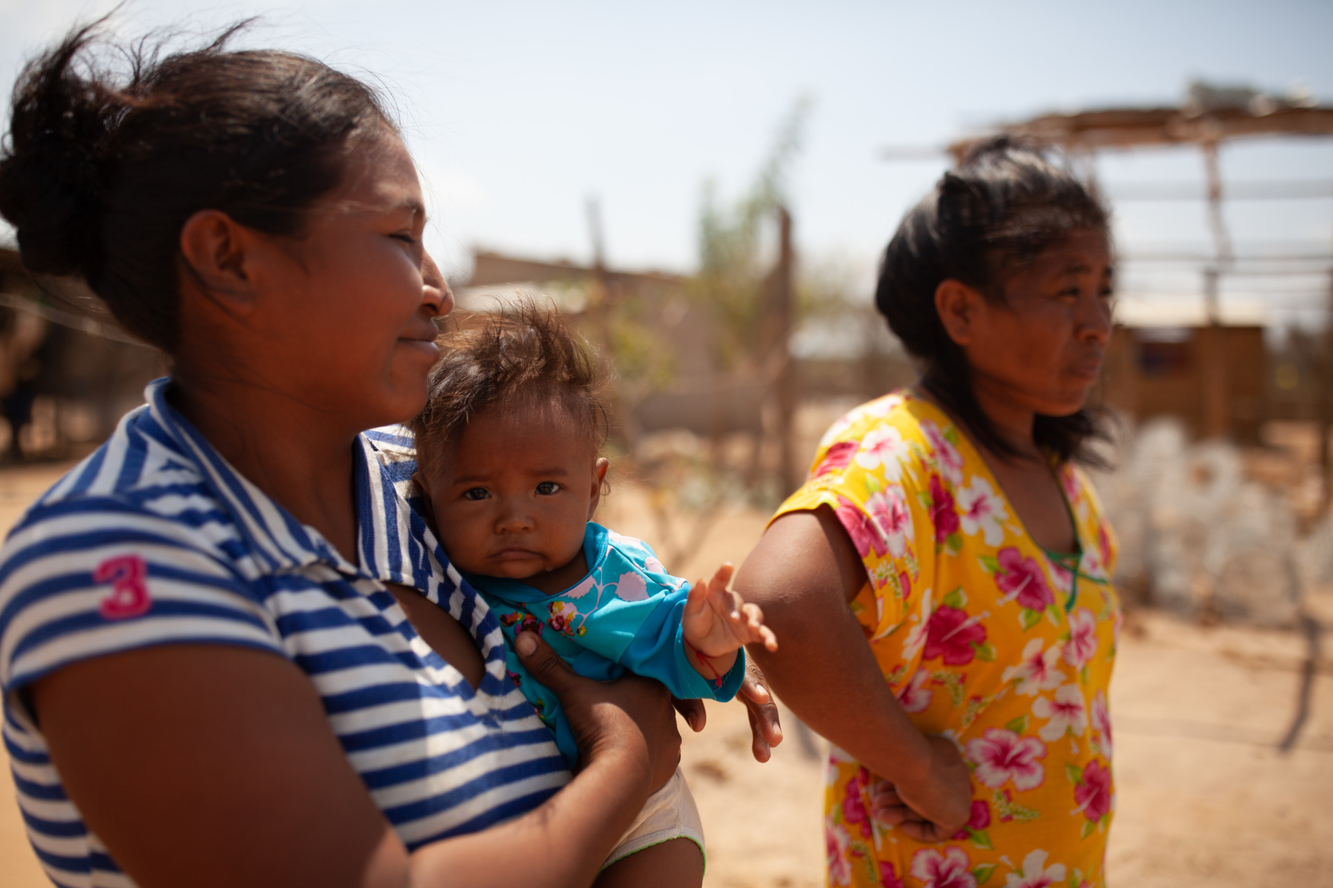 Kolumbien: Frau mit ihrem Kind vor einem Flüchtlingslager