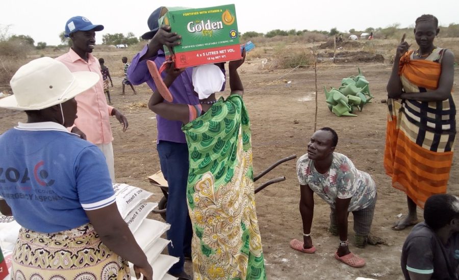 Kabacha und seine Frau erhalten an der Ausgabestelle Lebensmittel.