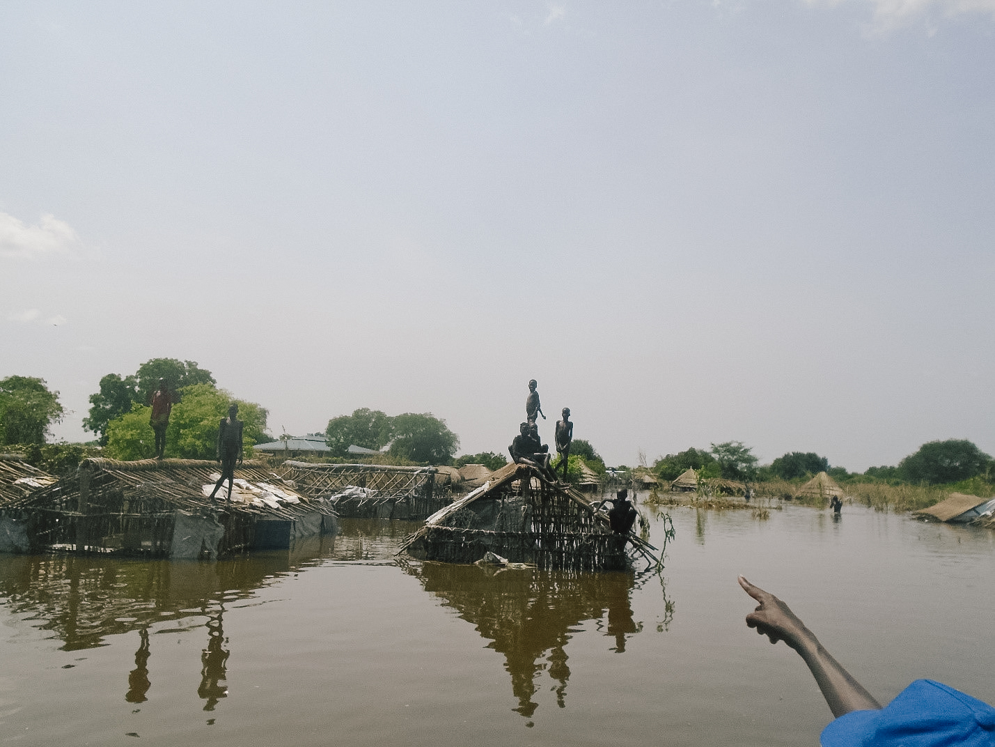 Südsudan: Flutopfer stehen auf den Dächern ihrer Häuser, die im Wasser stehen