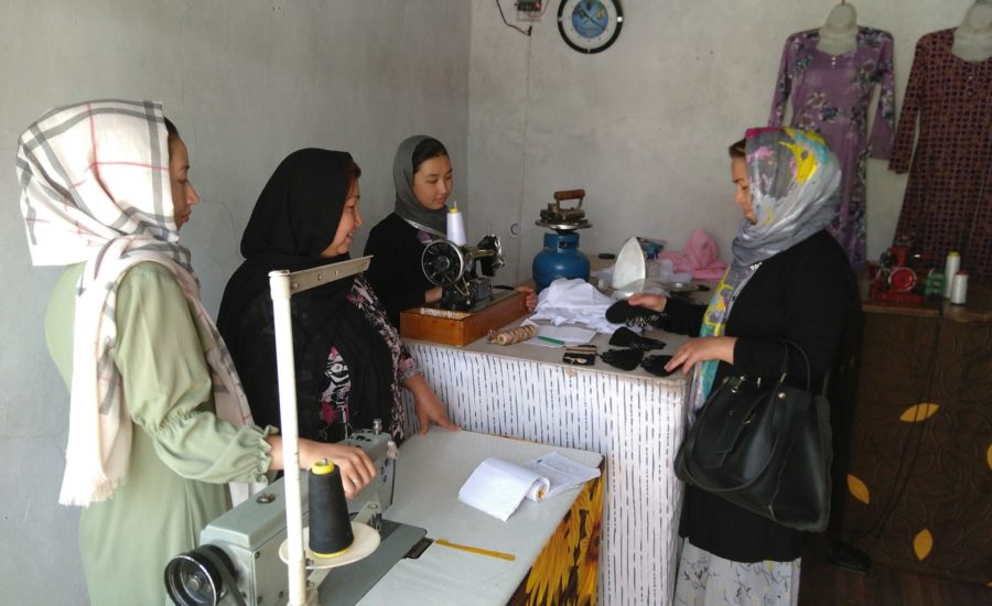 Frauen bedienen zwei Nähmaschinen