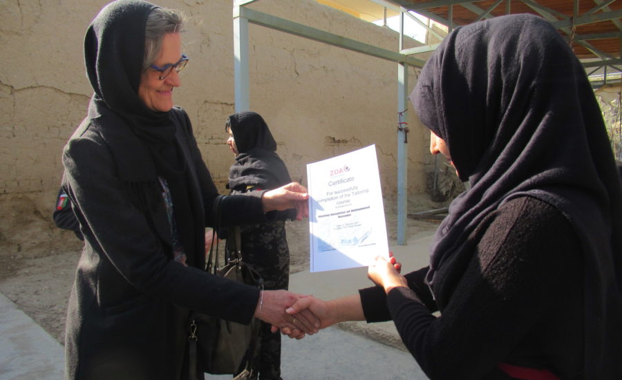 Rina Teeuwen (links) überreicht einer Teilnehmerin nach einer Schulung ein Zertifikat.