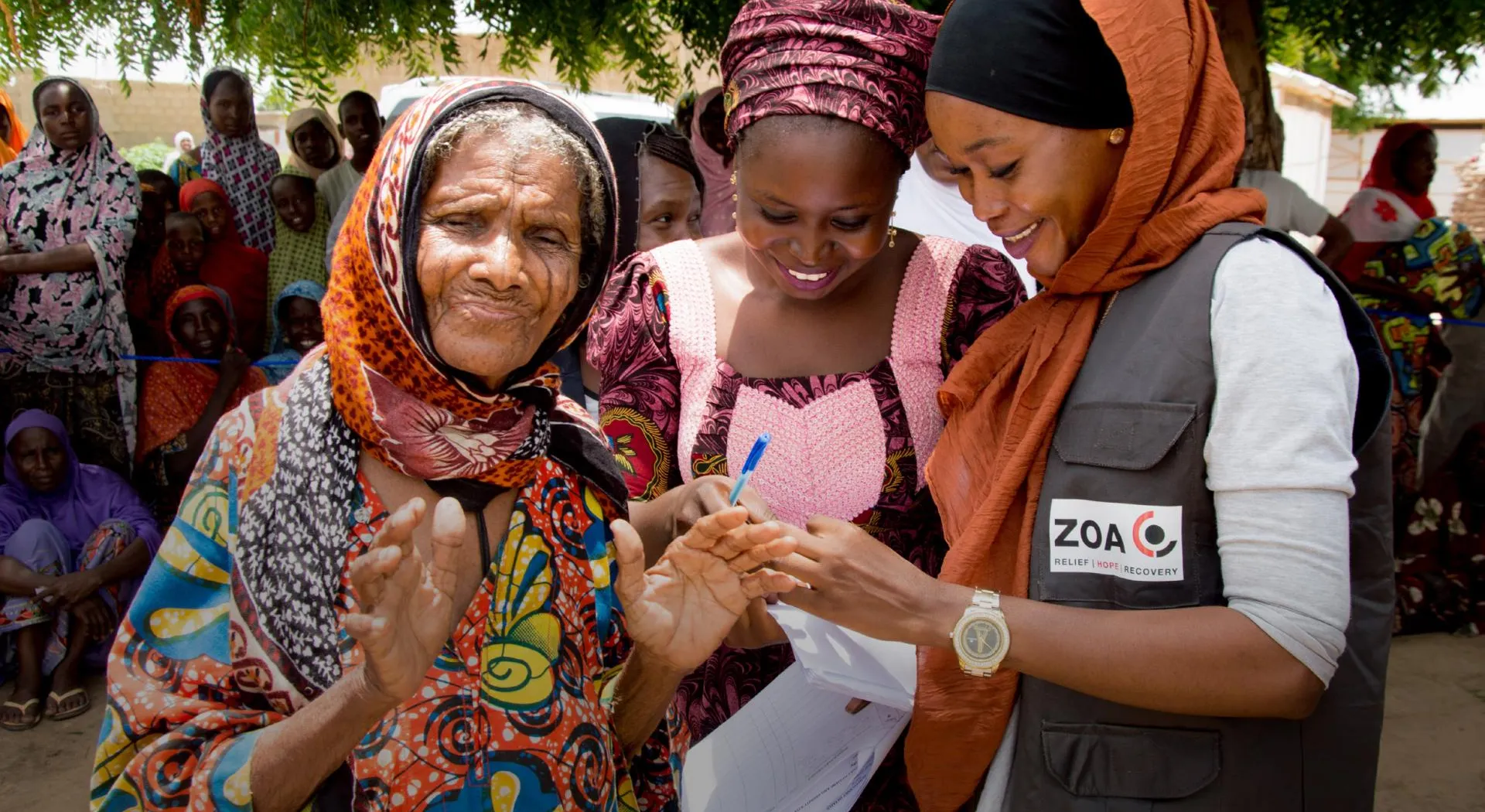 3 Frauen stehen beieinander. 