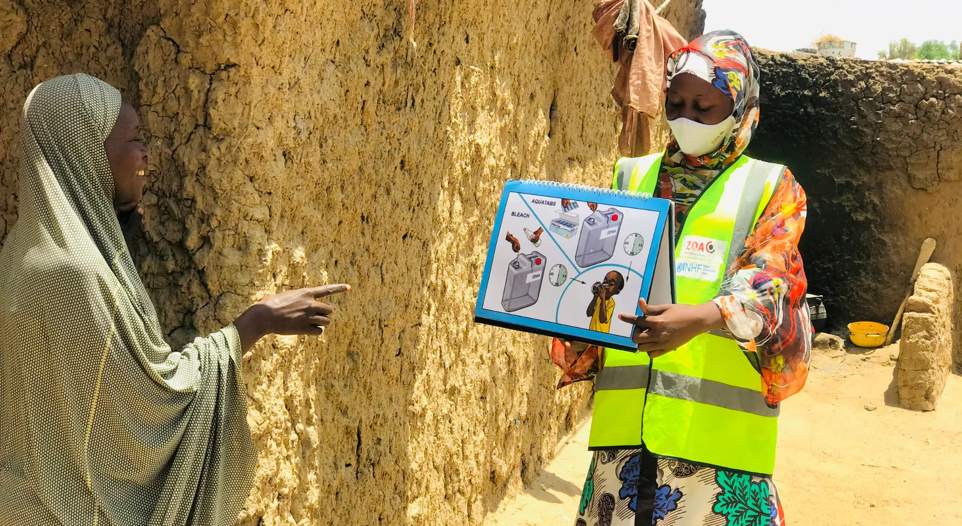 Fanne aus Nigeria schult eine Frau in Hygiene