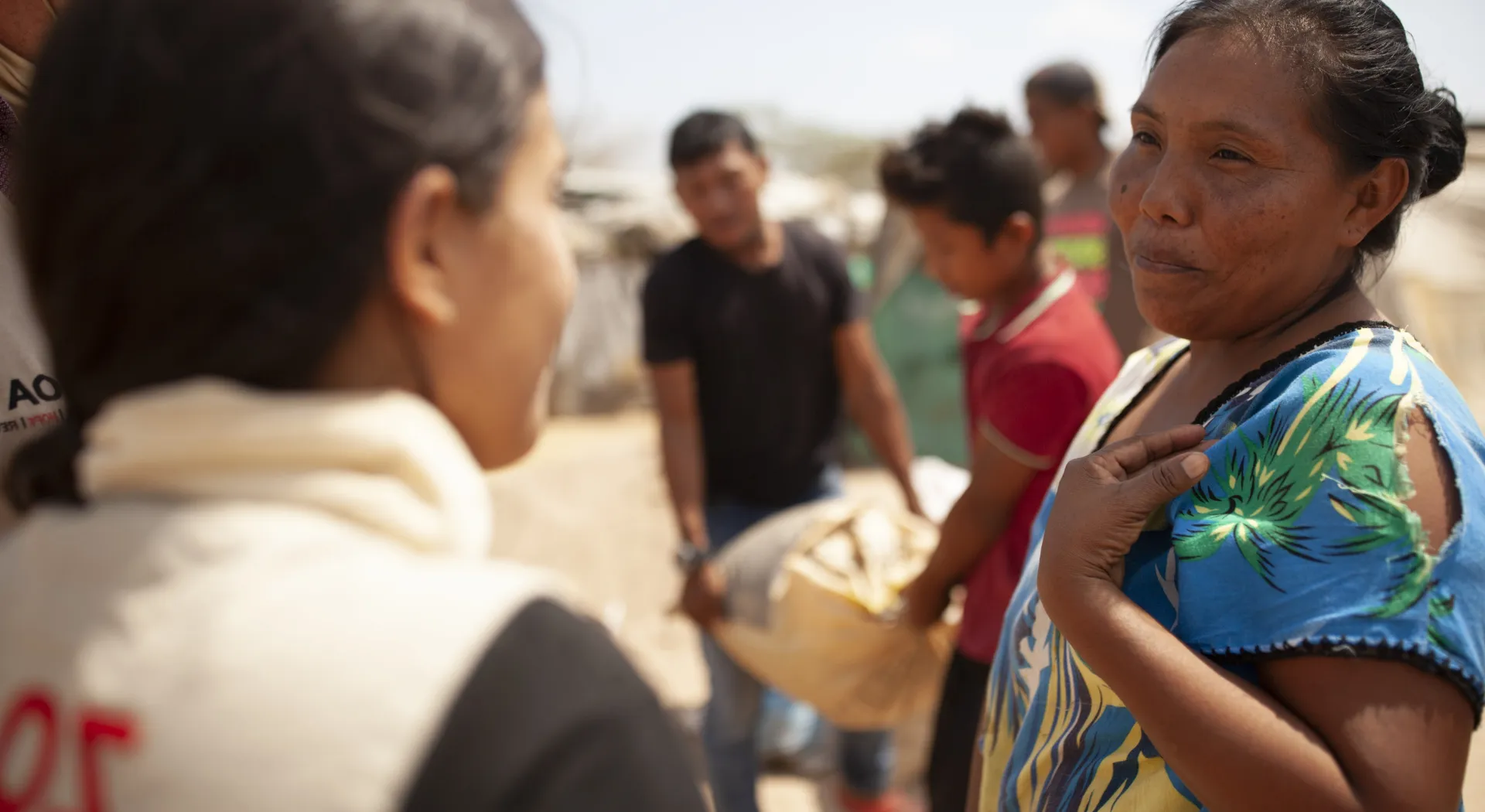Kolumbien: Laura redet mit einer ZOA-Mitarbeiterin 