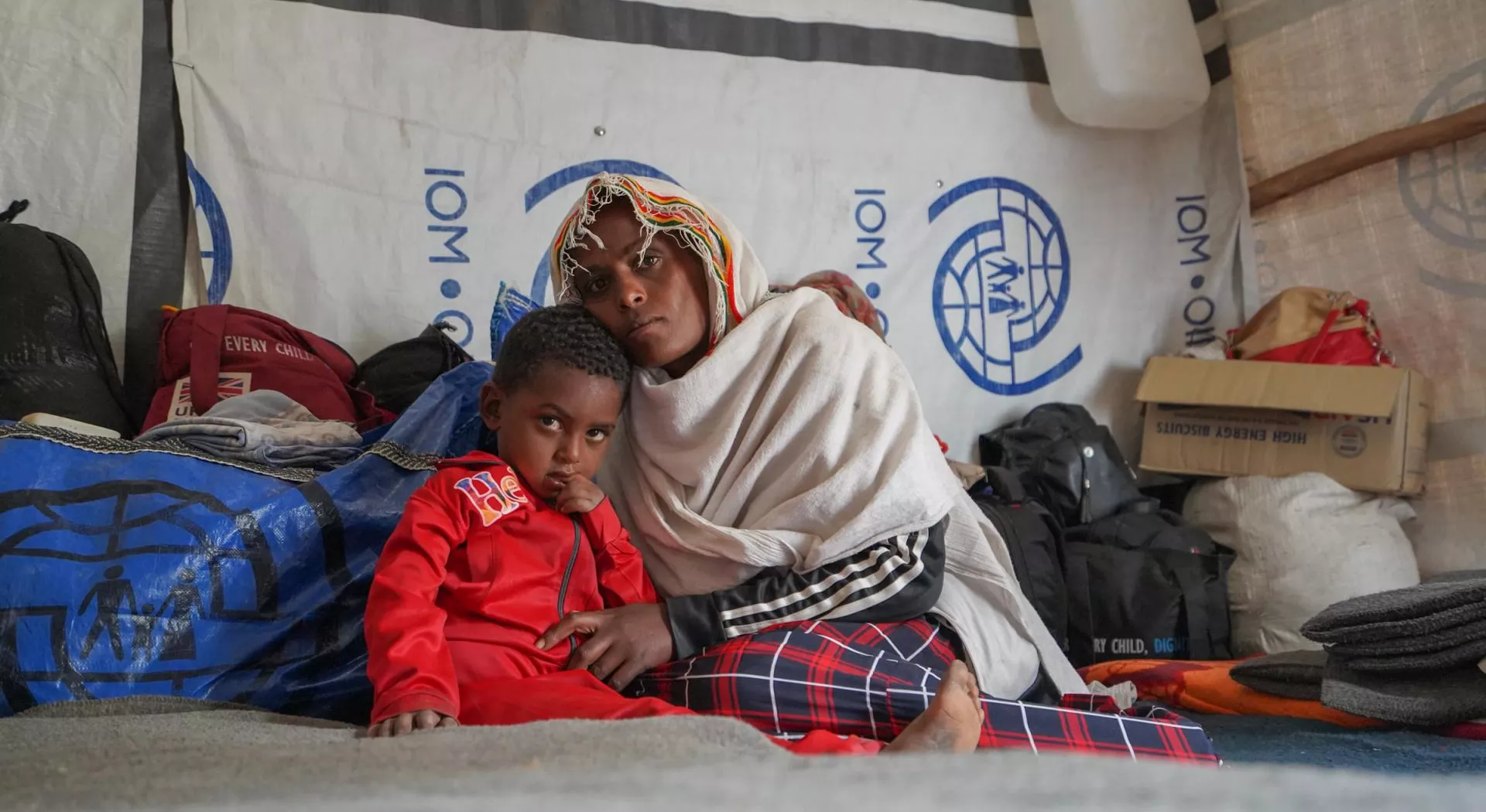 Melishew mit ihrer Tochter in einem UN Zelt in Amhara, Äthiopien