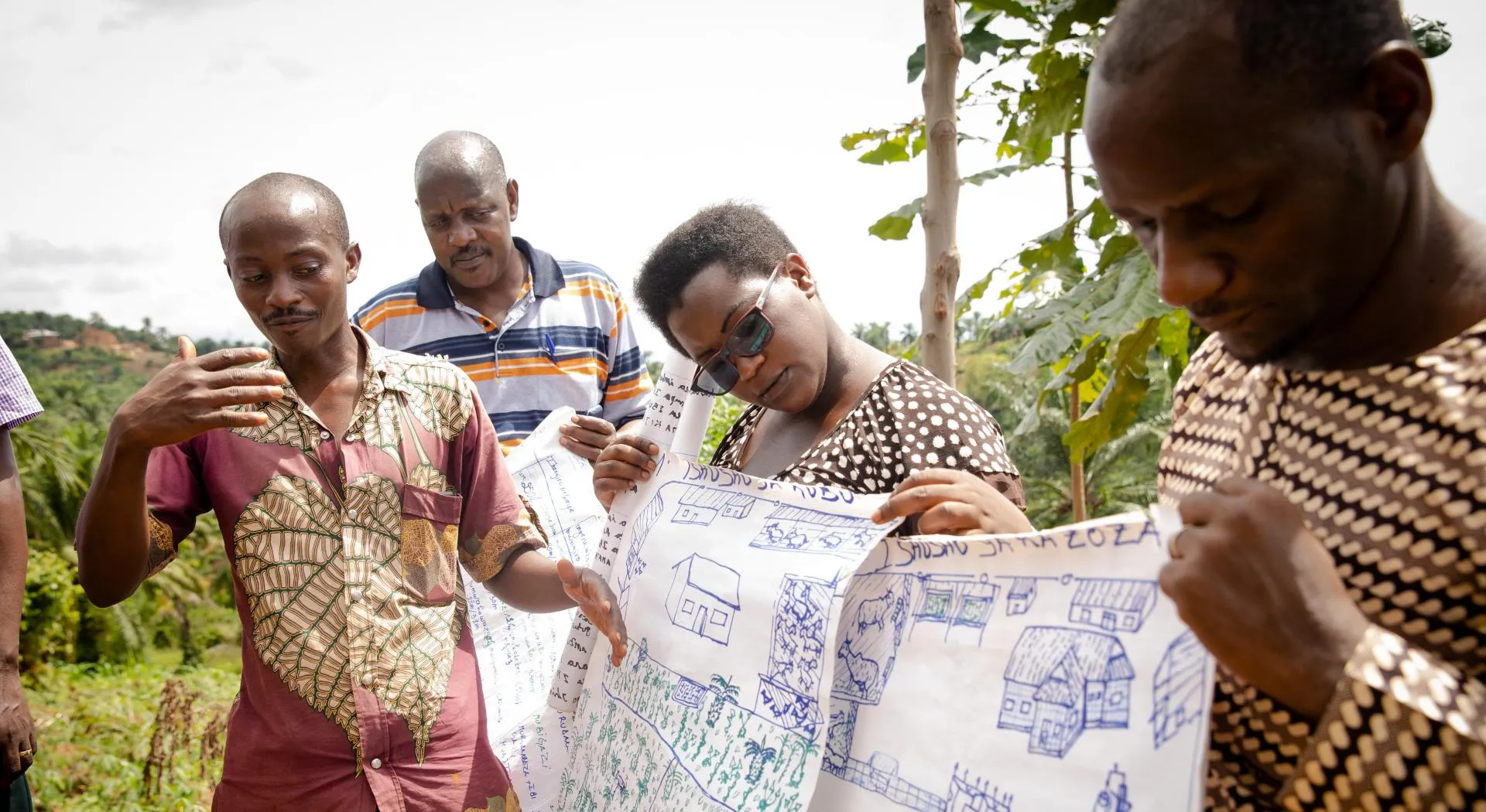 Burundi: Juvénal Ntarima, Teamleiterin von ZOA in Rumonge stellt einen Dorfplan vor