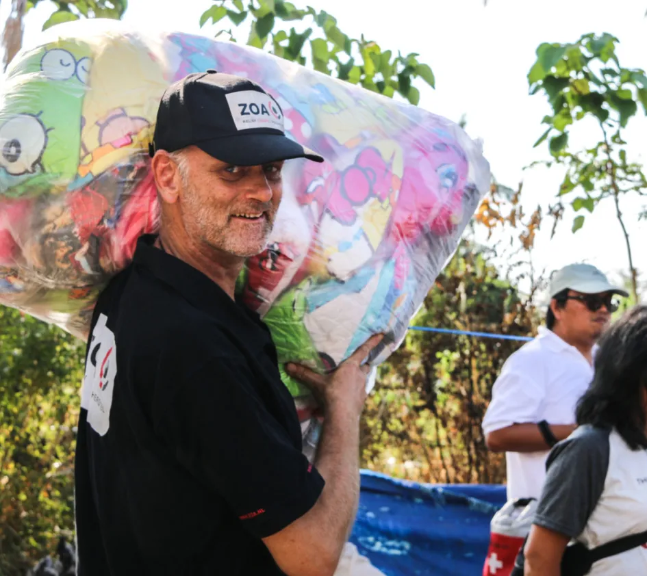 Projekte in Indonesien: Willem van Burgsteden hilft bei der Verteilung von Soforthilfepaketen.