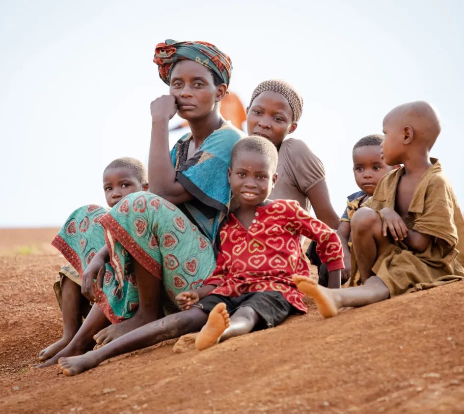 Was ist los in Burundi: Frau aus Burundi mit ihren Kindern