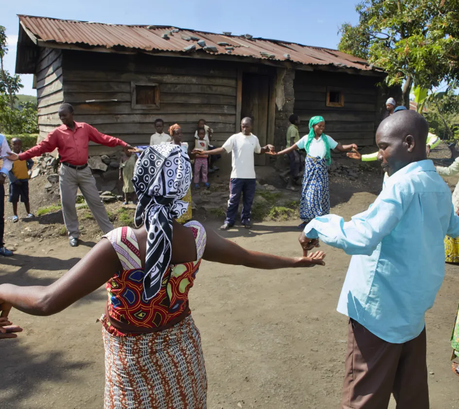 Soziotherapie: Menschen in einer Gruppe im Kongo halten Hände