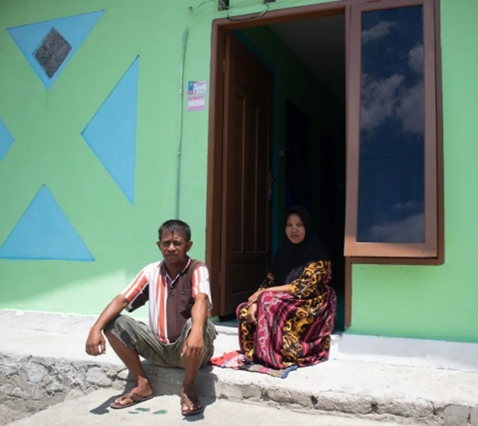 Tasrudin und seine Frau vor ihrem neuen Zuhause