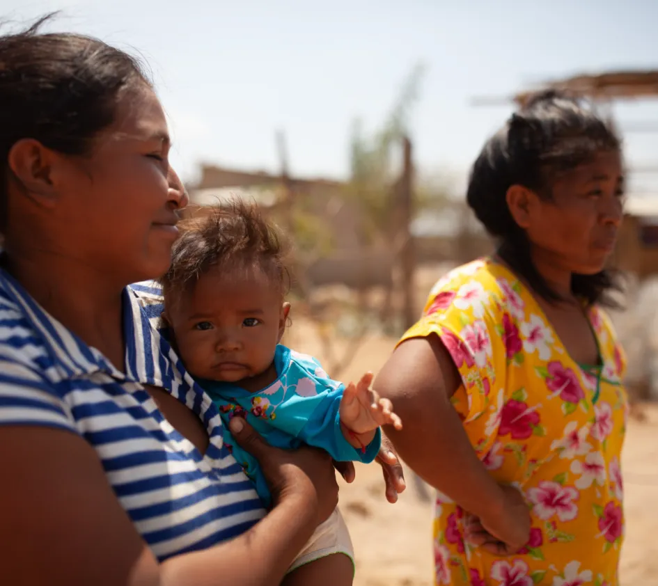 Was ist los in Kolumbien: Zwei Venezolanische Frauen mit Baby in einem Flüchtlingscamp