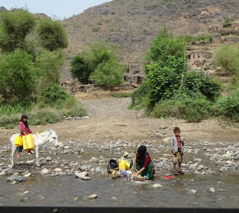 Was ist los im Jemen: Frau wäscht Kleidung am Fluss