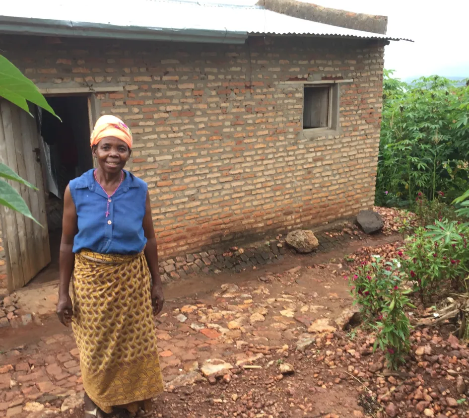Marie vor ihrem Haus in Burundi