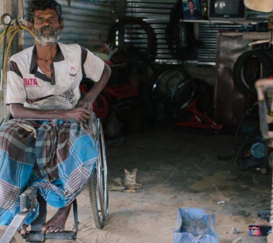 Ganesh auf seinem Rollstuhl in seiner Werkstatt
