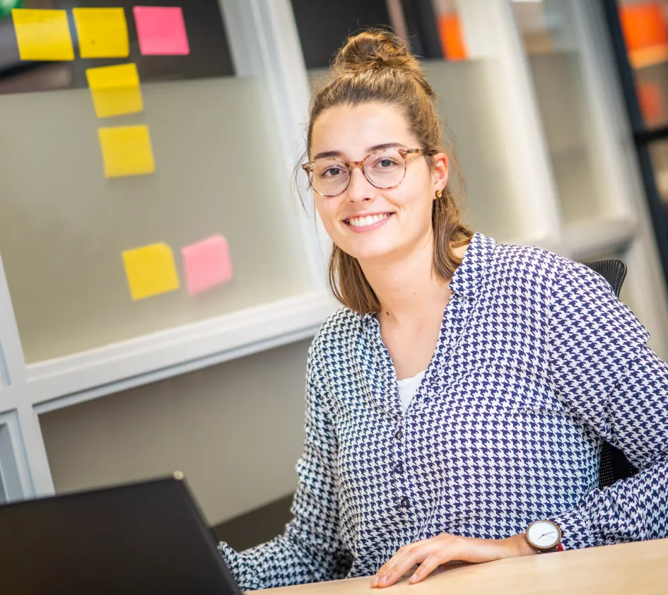 Praktikum: Bild zeigt eine Praktikantin in unserem ZOA Büro in Apeldoorn