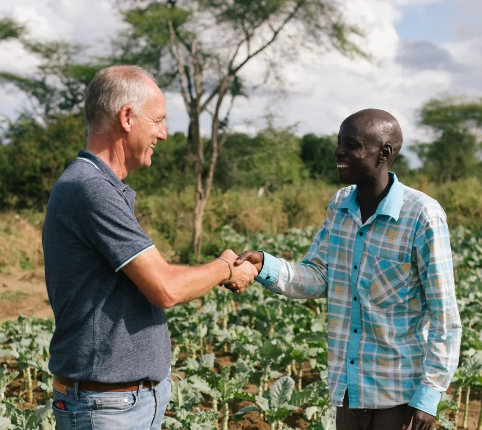 ZOA Mitarbeiter geht Partnerschaft mit Einheimischem ein.