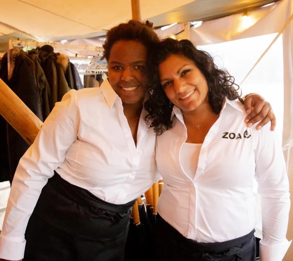 Zwei Freiwillige beim ZOA Charitydinner