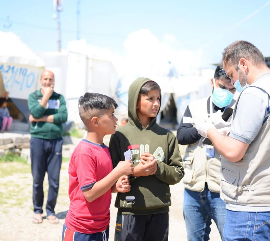 Klimagerechte Landwirtschaft im Irak: Kinder erhalten Lebensmittel von ZOA Mitarbeiter