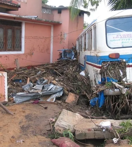 Folgen des Tsunami in Sri Lanka: Treibgut neben einem zerstörten Bus