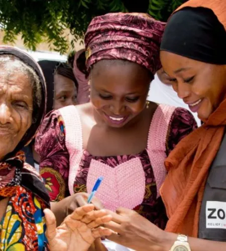 Nigerianische Frauen erhalten Gutscheine von einer ZOA Mitarbeiterin