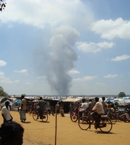 Bombenanschlag in der Nähe eines Flüchtlingslagers, Rauch steigt auf