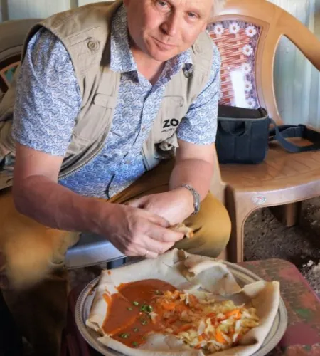 Kees-Jan mit lokalem Essen in einem der Projektländer