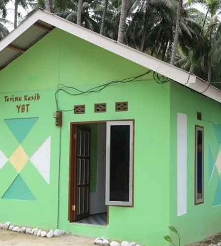 Ein fertiggebautes Haus, grün bemalt