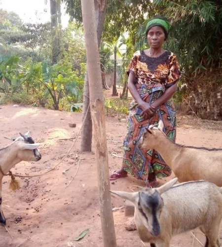 Mwende mit ihren Ziegen
