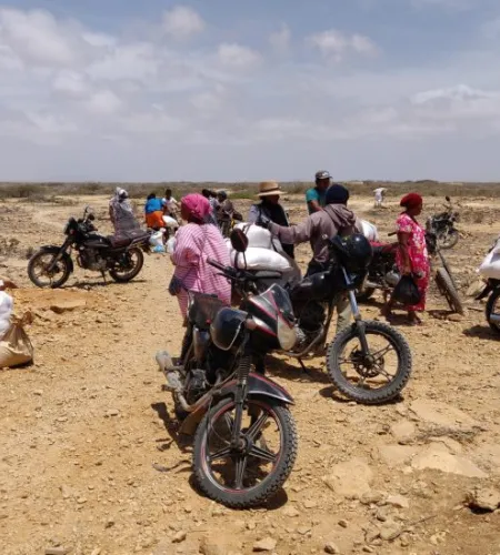 Kolumbianer empfangen Lebensmittelpakete auf Motorrädern