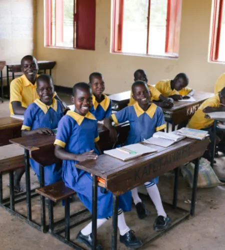 Kinder sitzen in einer Schulklasse in Uganda