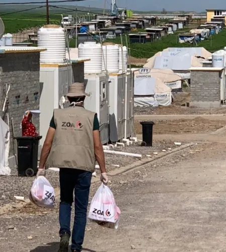 ZOA verteilt Sanitärartikel in einem Flüchtlingslager im Irak