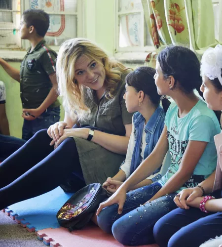 Kinder auf der Flucht: ZOA-Mitarbeiterin Esther mit Mädchen im Irak