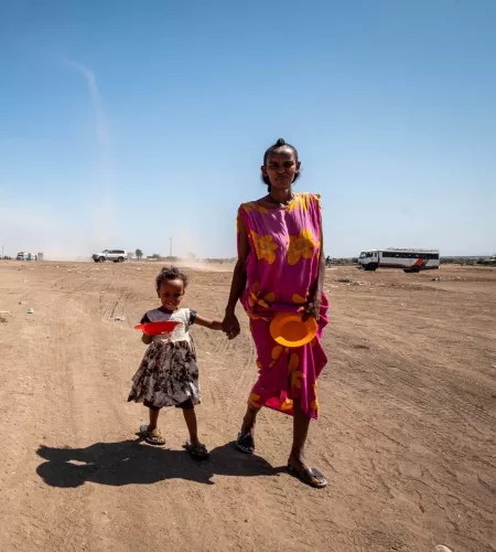 Kinder auf der Flucht: Mutter mit Kind vor einem Flüchtlingslager im Sudan
