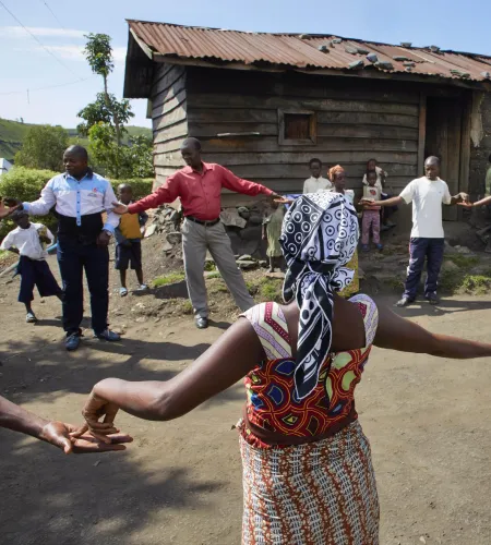 Was ist los im Kongo: Eine Gruppe von Menschen hält sich an den Händen