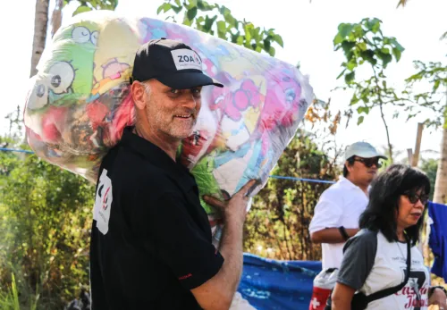 Projekte in Indonesien: Willem van Burgsteden hilft bei der Verteilung von Soforthilfepaketen.