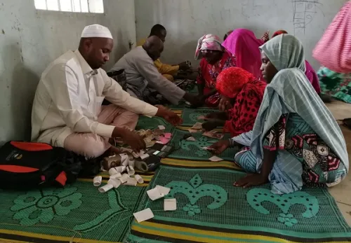 Gruppe Frauen erhält Gutscheine