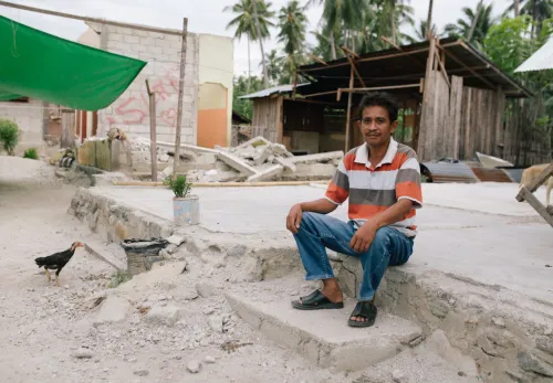 Tasrudin vor den Ruinen seines Hauses nach dem verheerenden Erdbeben in Sulawesi 2018.