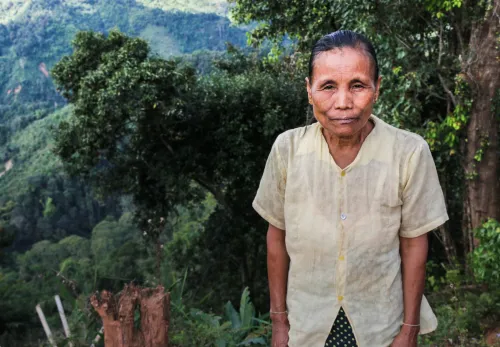 Was ist los in Myanmar: Frau auf ihrem Acker