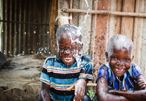 Das tut ZOA: Zwei Kinder spielen im Wasser