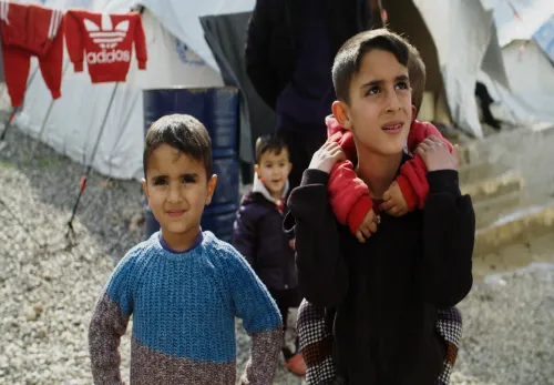 Das tut ZOA: Zwei syrische Jungs im Flüchtlingslager