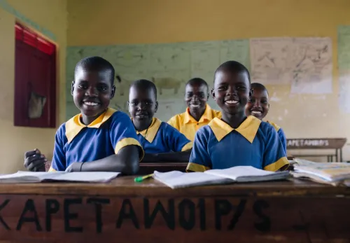 Das tut ZOA: Schulkinder im Unterricht in Uganda