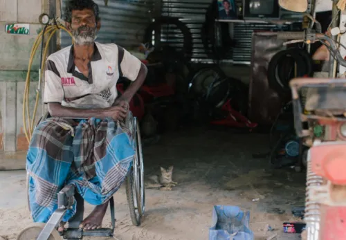 Ganesh auf seinem Rollstuhl in seiner Werkstatt