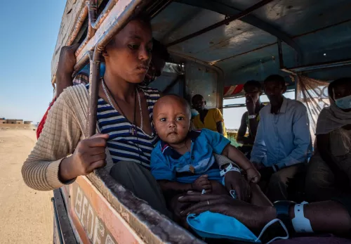 Mutter und Kind in einem Flüchtlingstransport im Sudan