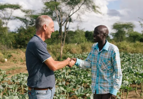 ZOA Mitarbeiter geht Partnerschaft mit Einheimischem ein.
