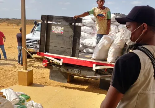 ZOA Mitarbeiter verteilt Hygieneartikel gegen Covid-19 in Kolumbien