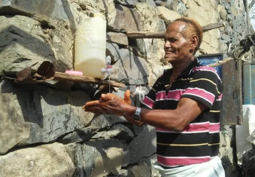 Mann wäscht sich die Hände an einer der Handwaschanlagen im Jemen